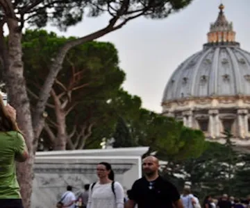 Vatican Museums & Sistine Chapel: Fast Track Ticket + Small Group Guided Tour